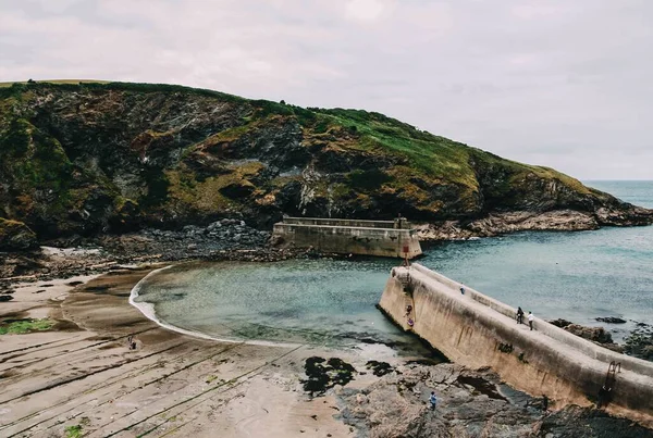 High Angle Shot Concrete Pier Bay Surrounded Grass Covered Cliffs — Stock Photo, Image