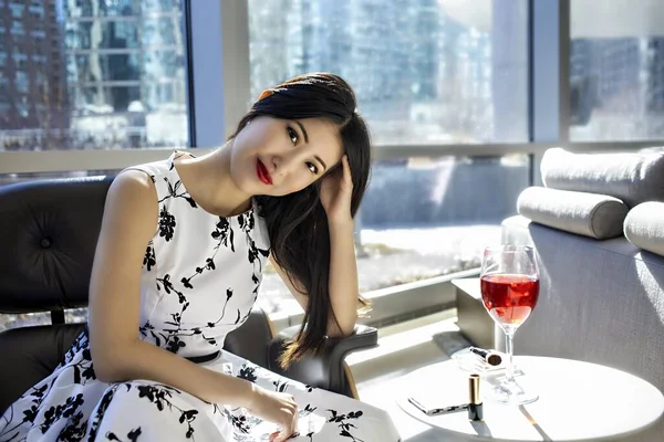 Schöne Junge Asiatische Chinesin Beginnt Sinnlich Rotwein Trinken Und Lächelt — Stockfoto