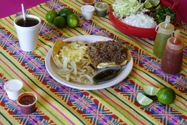 伝統的なメキシコ料理 ビリア タコス ビリア ケサディージャ 羊の肉で作った ビリア とテーブルセッティングの高角度ショット — ストック写真