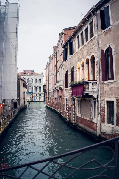 Frumoasă Imagine Verticală Unui Canal Clădiri Antice Din Veneția Italia — Fotografie, imagine de stoc