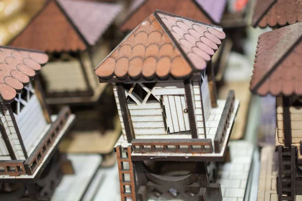 Een Zachte Focus Van Miniatuur Houten Huizen Verkocht Een Een — Stockfoto