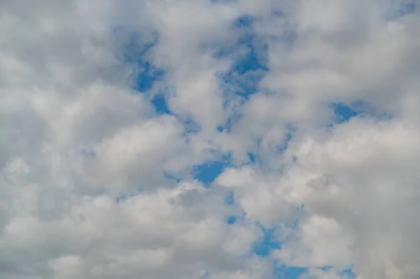 Tiro Ângulo Baixo Uma Bela Paisagem Nublada Fundo Azul Céu — Fotografia de Stock