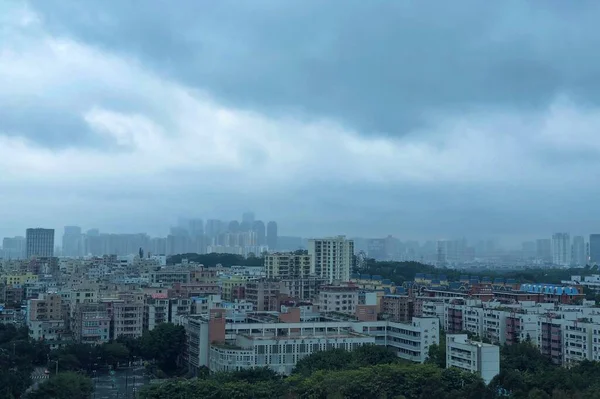 Panoramautsikt Över Stadens Byggnader Den Molniga Himlen — Stockfoto