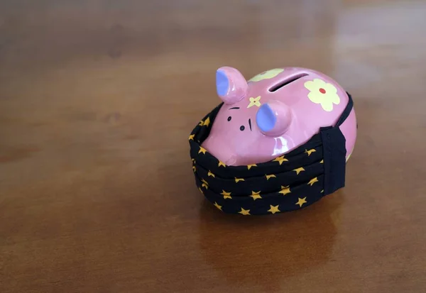 Lockdown Impacto Financeiro Banco Piggy Usando Uma Máscara Facial — Fotografia de Stock