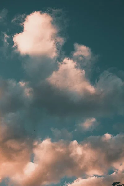 蓝天中华丽的蓬松的云彩的垂直低角镜头 — 图库照片