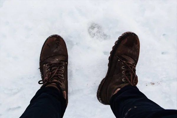 Disparo Ángulo Alto Los Pies Una Persona Que Lleva Botas — Foto de Stock