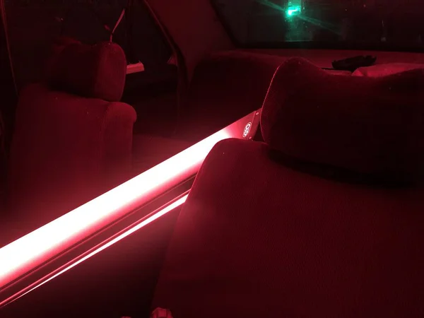 Karanlık Odadaki Sandalyelerin Yanında Kırmızı Bir Işık Parlıyor — Stok fotoğraf