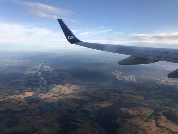 Die Große Landschaft Aus Dem Fenster Eines Fliegenden Flugzeugs — Stockfoto