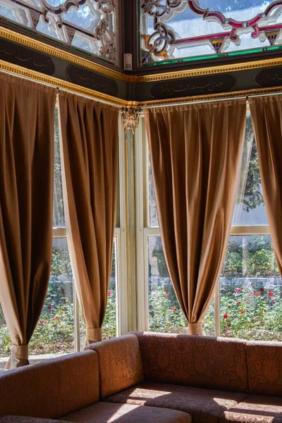 Vertikální Záběr Interiéru Domu Panoramatickými Okny Hnědým Nábytkem — Stock fotografie