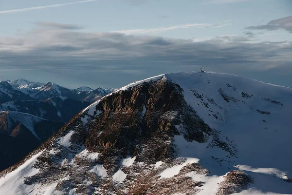 Високий Кут Пострілу Снігових Гір Під Темним Хмарним Небом — стокове фото