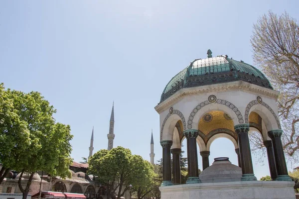 Tiro Ângulo Baixo Fonte Alemã Sultanahmet Square Istambul Turquia Durante — Fotografia de Stock