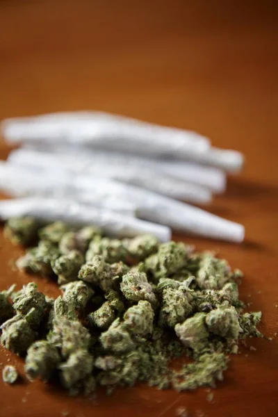 Hromada Marihuanových Jointů Thc Cbd Dřevěném Stole Nugetami Plevele — Stock fotografie
