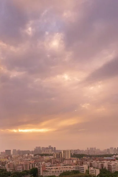 Vertikal Flygbild Stadsbild Orange Lila Himmel Vid Solnedgången — Stockfoto