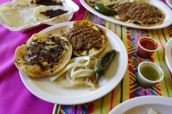 Tiro Ângulo Alto Ajuste Mesa Com Comida Mexicana Tradicional Conhecida — Fotografia de Stock