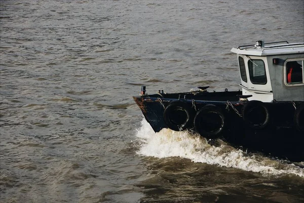 Båt Med Livbojar Som Seglar Havet — Stockfoto