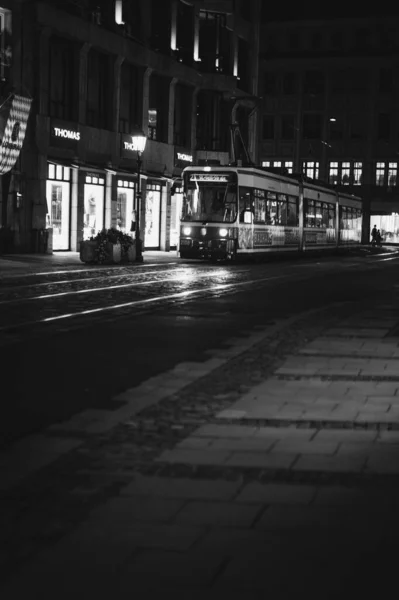 Una Foto Vertical Escala Grises Autobús Por Noche Ciudad —  Fotos de Stock