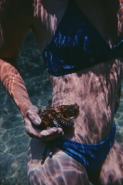 Wielka Ośmiornica Kobieta Pod Wodą — Zdjęcie stockowe