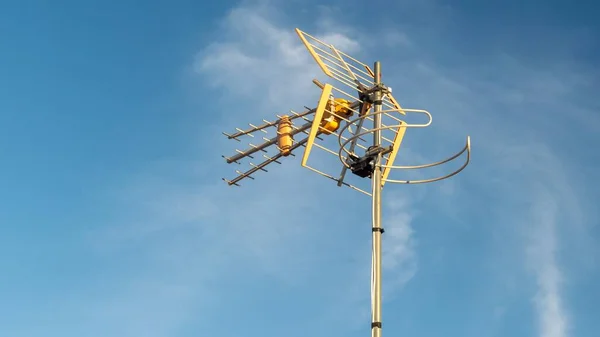 Una Toma Ángulo Bajo Una Antena Televisión Capturada Día Soleado — Foto de Stock