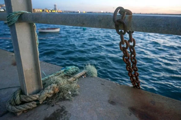 Disparo Cierre Una Vieja Cuerda Barco Con Vistas Mar Fondo — Foto de Stock