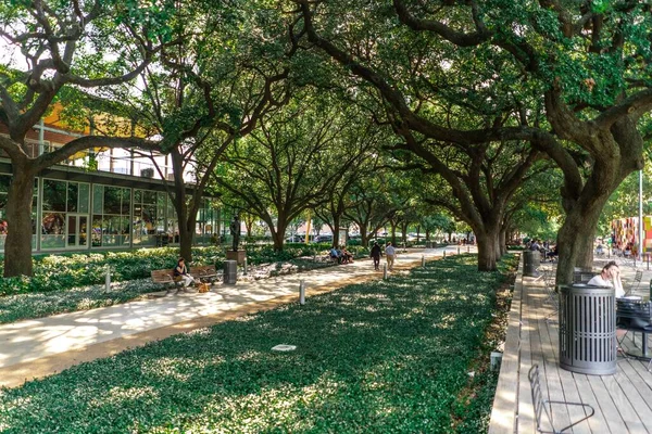 Een Horizontale Opname Van Een Park Met Groene Bomen Gebouwen — Stockfoto