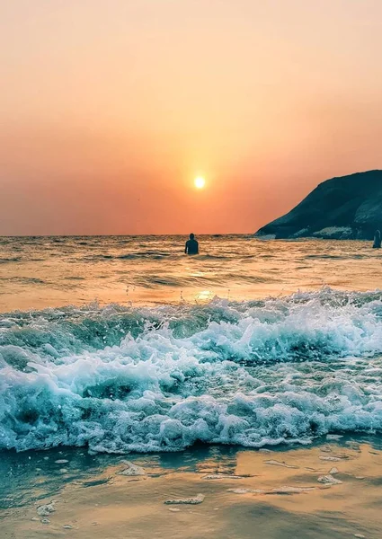 Eine Vertikale Schöne Aufnahme Von Meereswellen Bei Sonnenuntergang — Stockfoto