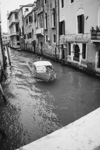 Vertical Grayscale Picture Sailing Boat Grand Channel Venice Italy — Stock Photo, Image
