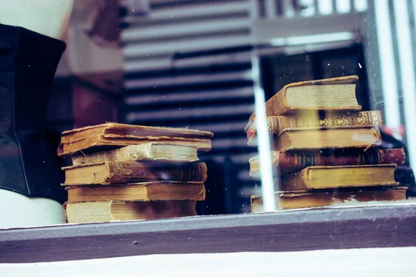 Eine Nahaufnahme Von Antiken Und Gelben Büchern Die Einem Geschäft — Stockfoto