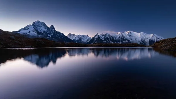 Hora Mont Blanc Byla Pokryta Sněhem Odrážejícím Vody Večerních Hodinách — Stock fotografie