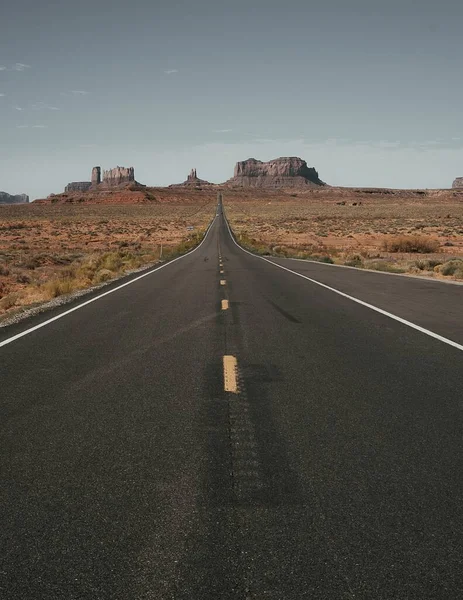 Eine Vertikale Aufnahme Der Straße Die Von Trockenem Land Umgeben — Stockfoto