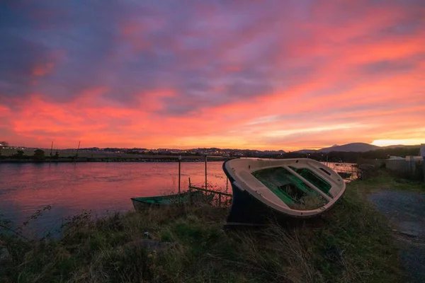 Ein Fischerboot Das Bei Sonnenaufgang Strand Festgemacht Hat — Stockfoto