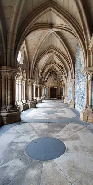 포르투갈의 포르투에 역사적 건물의 복도를 수직으로 — 스톡 사진