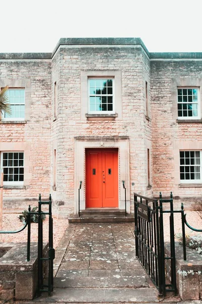 Tiro Vertical Edifício Com Uma Porta Vermelha Oxford Inglaterra — Fotografia de Stock