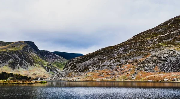 Uma Vista Deslumbrante Lago Com Belas Montanhas Fundo — Fotografia de Stock