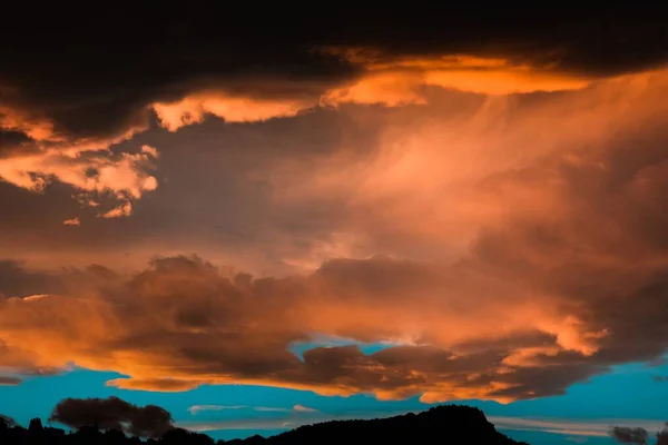 Низкоугольный Снимок Завораживающих Оранжевых Облаков Над Небом Запечатленных Закате — стоковое фото