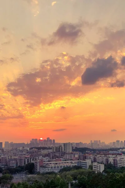 Disparo Aéreo Paisaje Urbano Bajo Cielo Color Naranja Con Nubes —  Fotos de Stock
