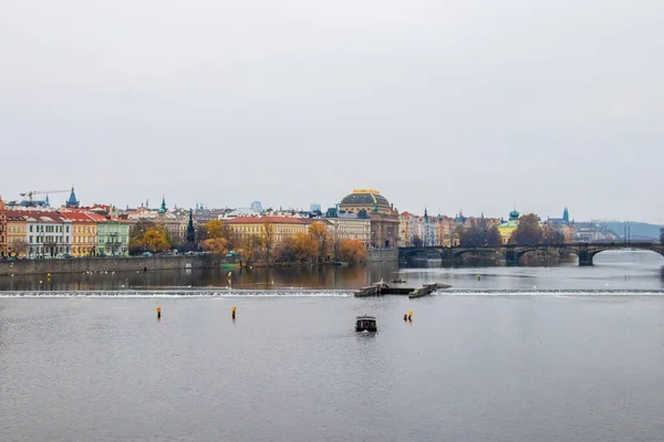 Řeka Vltava Obklopená Stromy Budovami Pod Zataženou Oblohou Praze — Stock fotografie