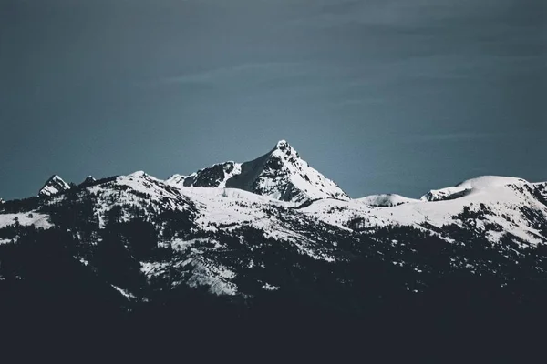 Eine Flache Aufnahme Des Schönen Schneebedeckten Berggipfels Aufgenommen Einem Bewölkten — Stockfoto