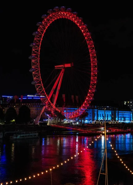Colpo Verticale London Eye Coperto Dalle Luci Circondato Fiume Notte — Foto Stock