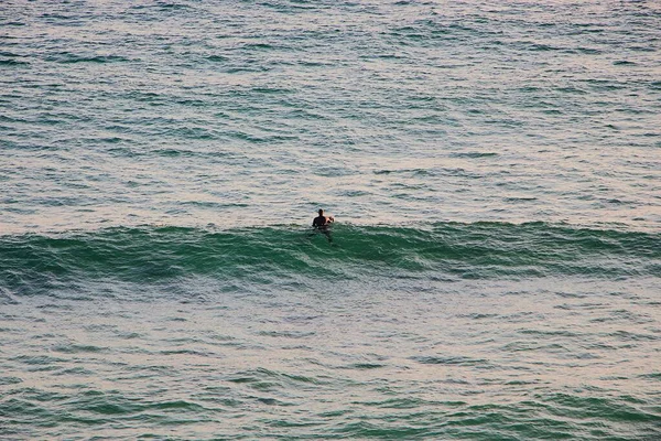 Homem Nadando Mar Durante Dia — Fotografia de Stock