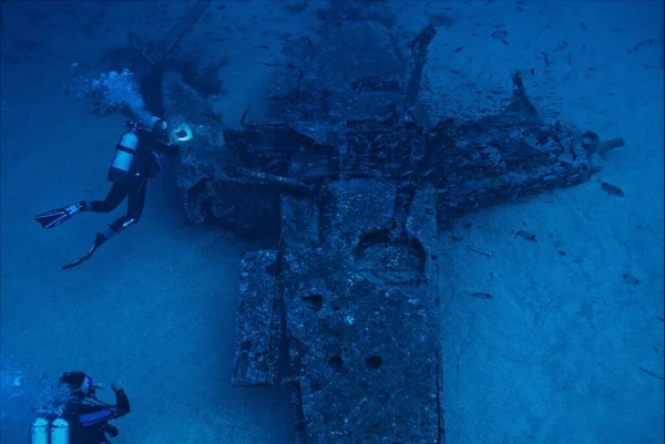 Tiro Alto Ângulo Dois Mergulhadores Examinando Restos Avião Destruído — Fotografia de Stock