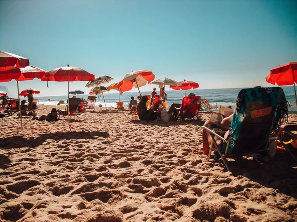 Dia Ensolarado Uma Praia Areia Rio Janeiro Com Pessoas Sob — Fotografia de Stock