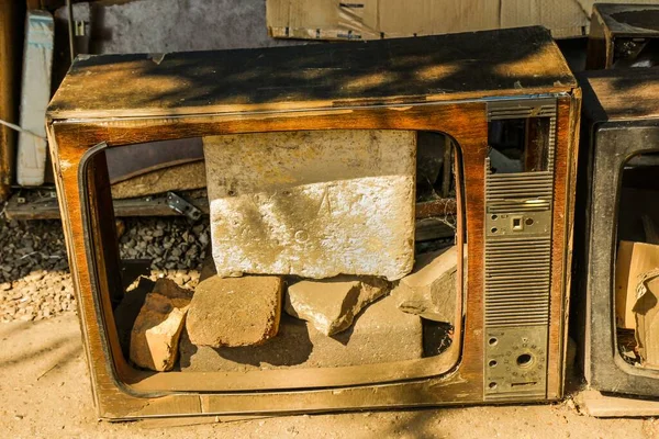 Veduta Antico Televisore Rotto Terra Con Mattoni Suo Interno — Foto Stock