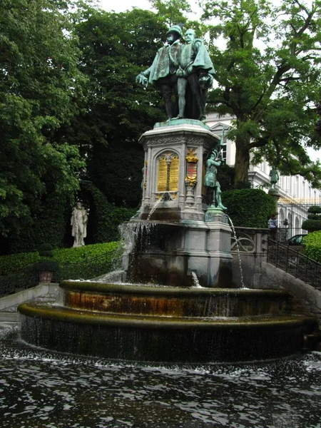 布鲁塞尔 比利时 2012年7月28日 在比利时布鲁塞尔市的公共花园或公园里 一座铜制人像雕塑 位于基座之上 有喷泉 — 图库照片