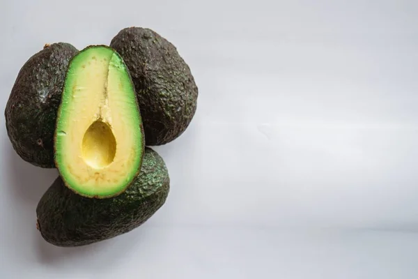 Een Hoge Hoek Opname Van Avocado Onder Lichten Geïsoleerd Een — Stockfoto