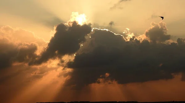 Gyönyörű Naplemente Felhős Égbolttal Tenger Felett — Stock Fotó