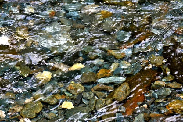 Tiro Close Das Pedras Coloridas Sob Água — Fotografia de Stock