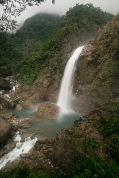 美丽的大自然环绕着瀑布的惊人镜头 — 图库照片