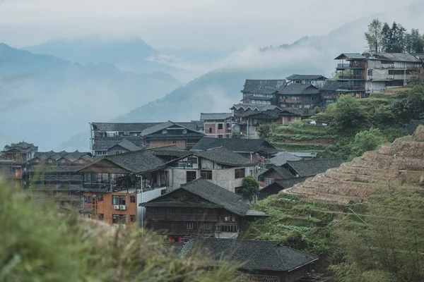 一幅美丽的中国城镇的照片 四周环绕着令人惊叹的自然 — 图库照片