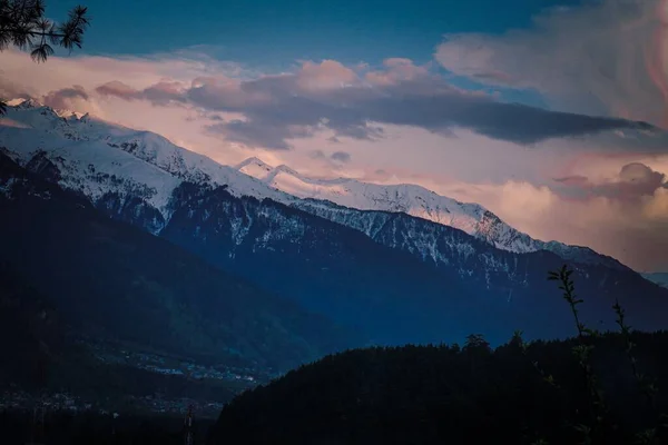 Uma Paisagem Deslumbrante Montanhas Rochosas Cobertas Neve Sob Céu Pôr — Fotografia de Stock