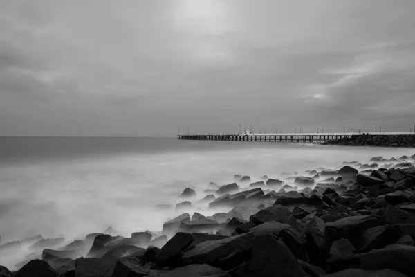 Een Grijswaarden Opname Van Een Wankele Strand Een Prachtige Zeegezicht — Stockfoto